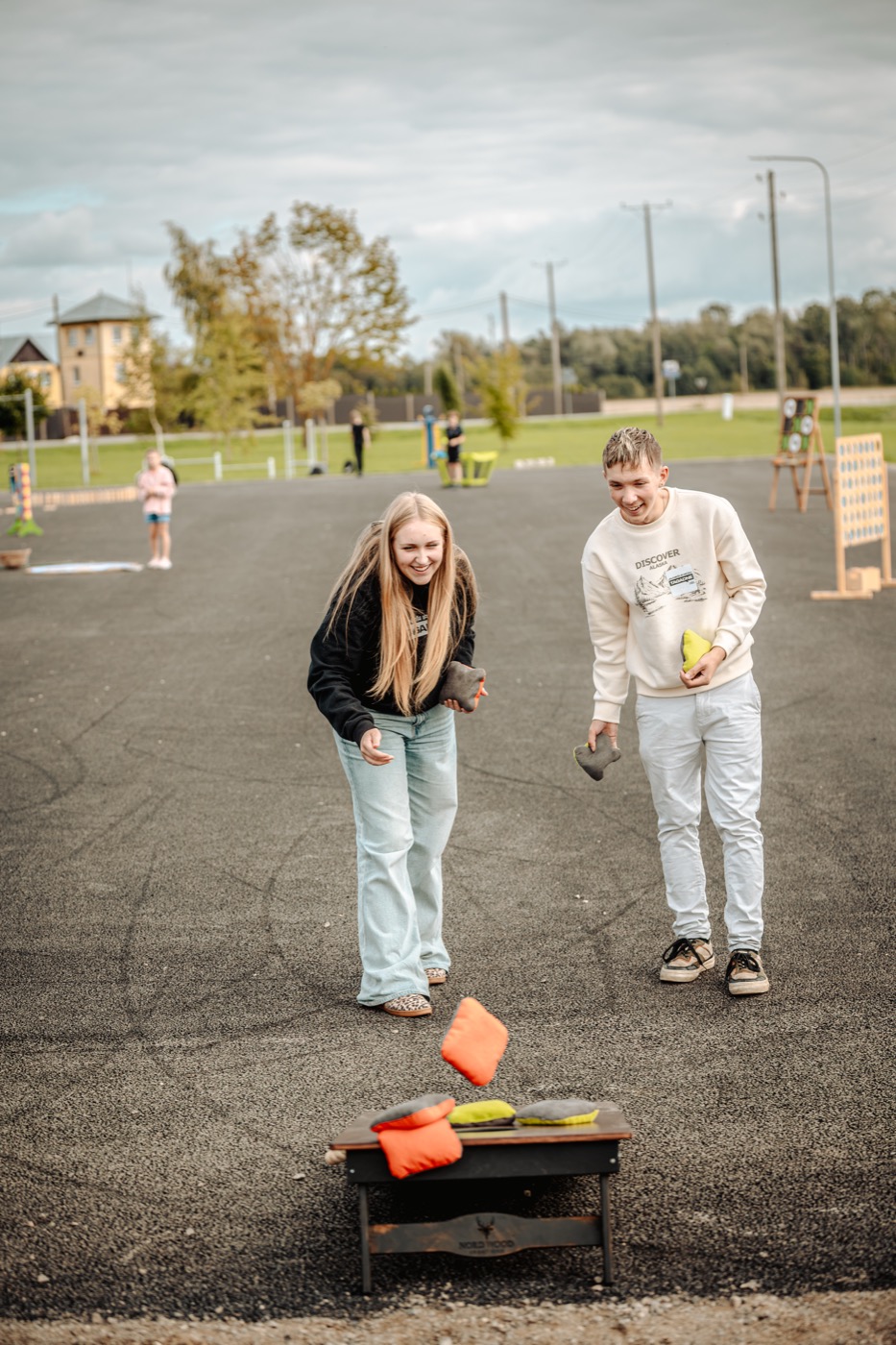 Bean bag toss “Cornhole”