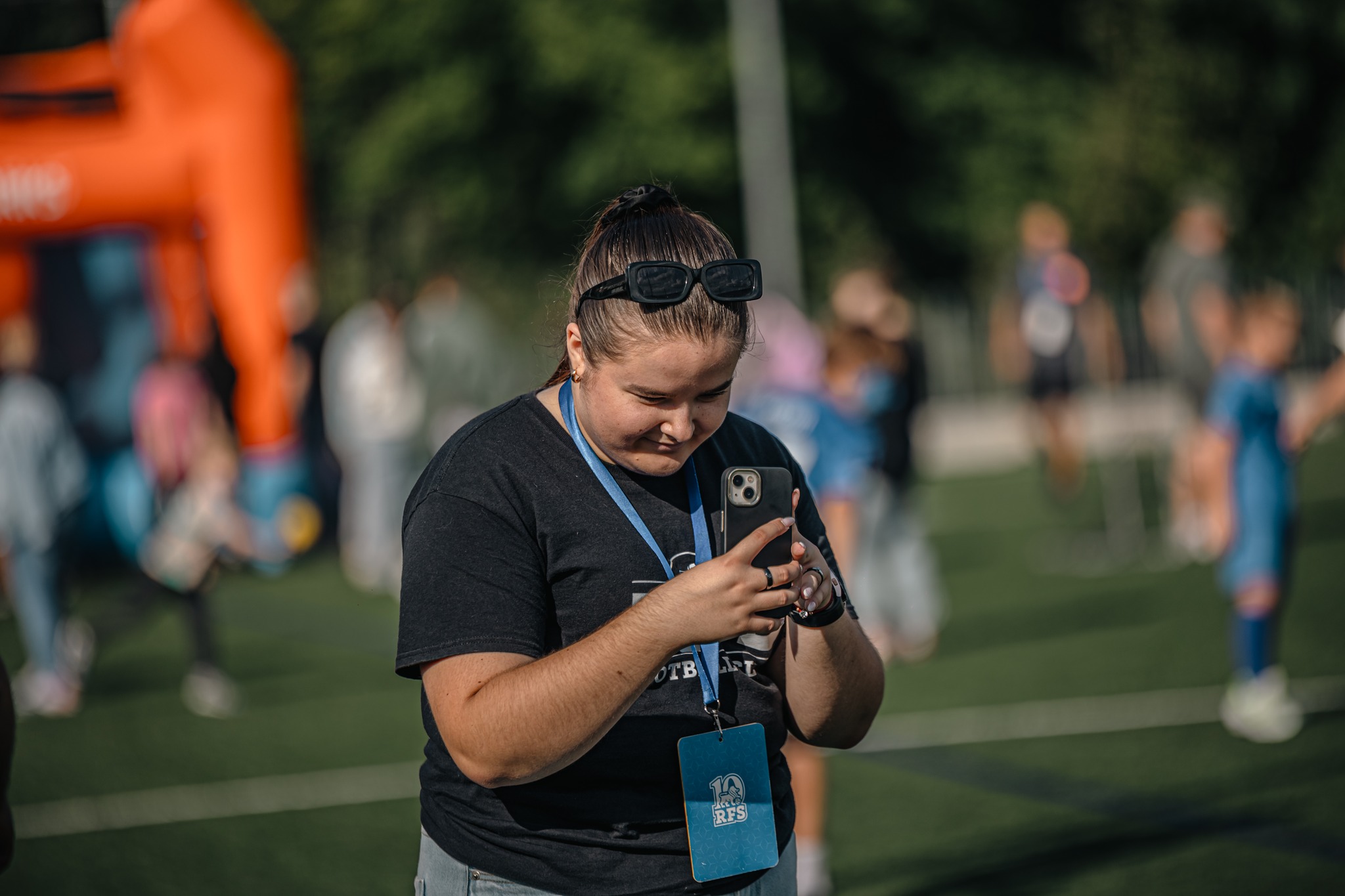May be an image of 5 people, people playing football, people playing soccer, frisbee, grass and text that says 'RES'