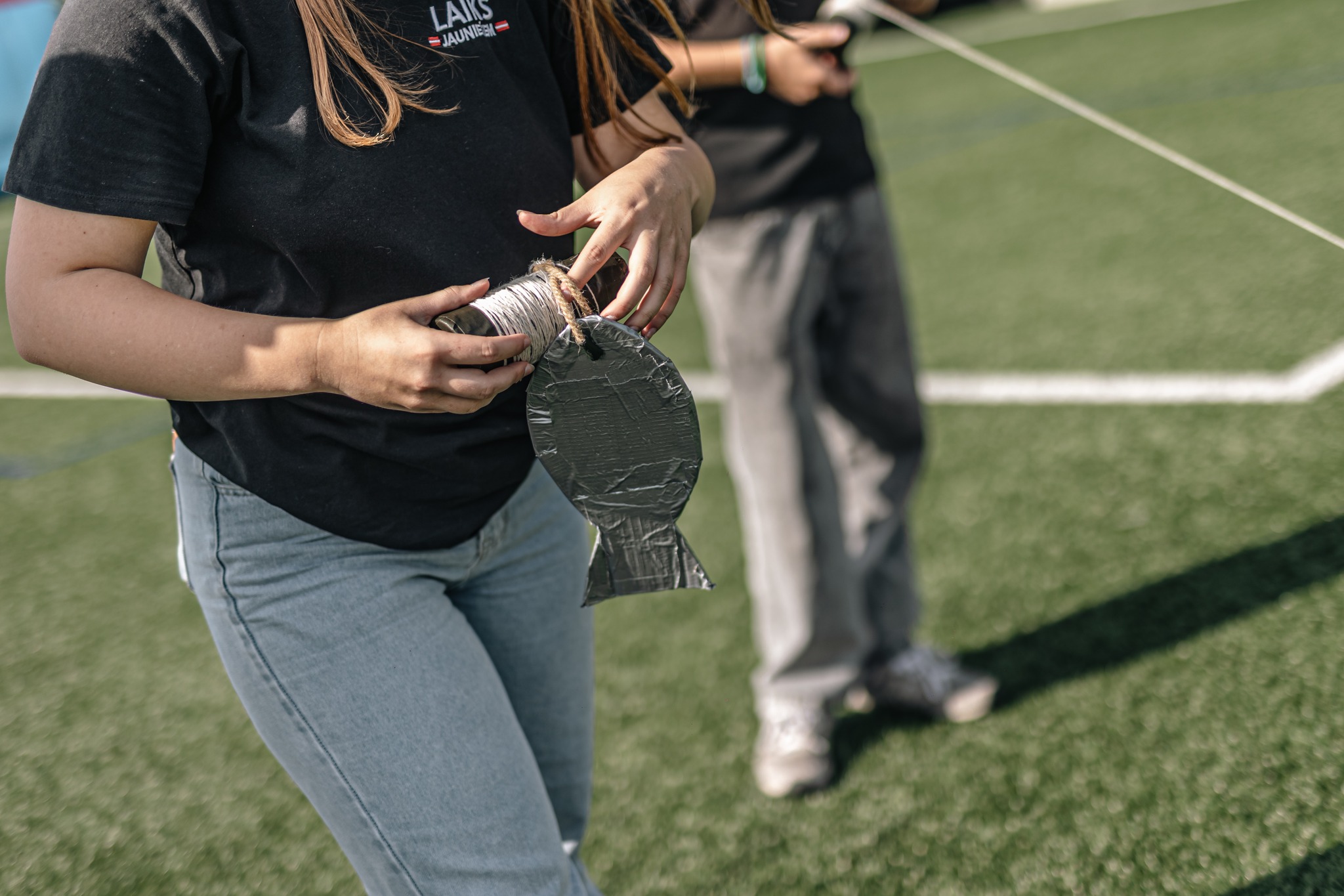 May be an image of 2 people, people playing tennis, people playing soccer, people golfing, frisbee, grass and text that says 'LAKS JAUNES'