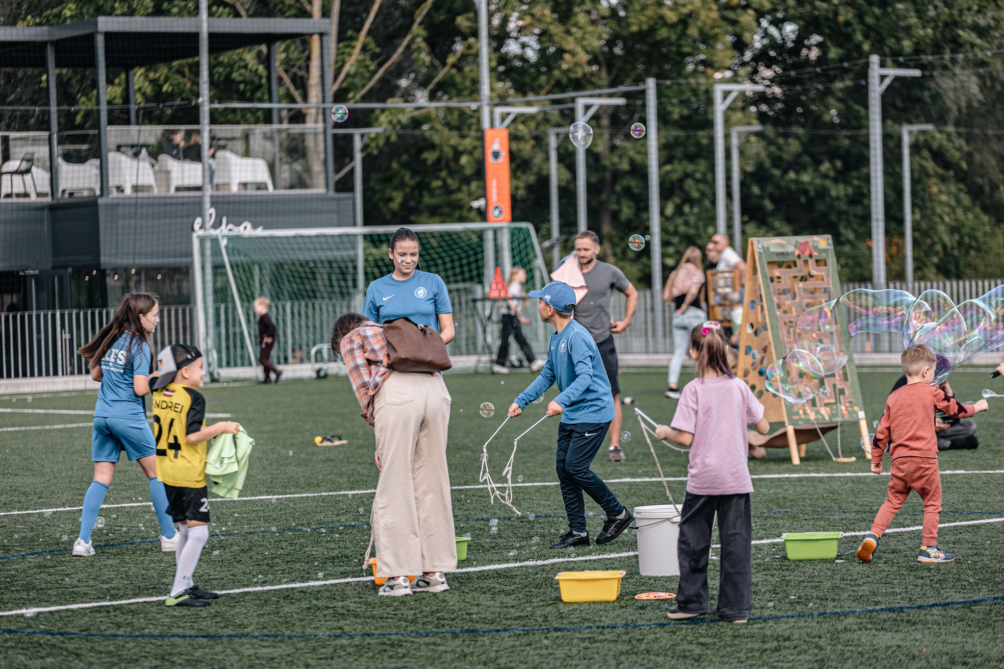 May be an image of 11 people, people playing football, people playing soccer, frisbee, grass and text that says 'NDREI DRE'