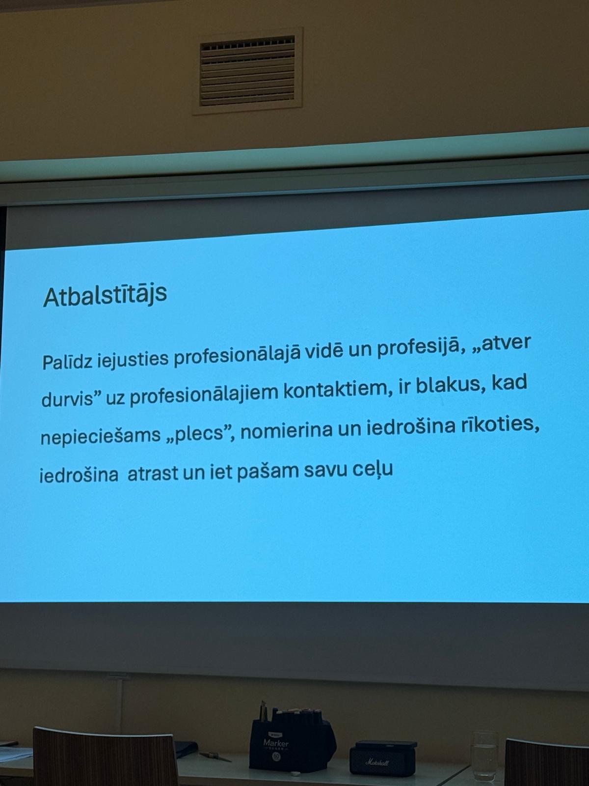 May be an image of text that says 'Atbalstitajs Palidz iejusties profesionalajã vide un profesijã, „atver durvis" uz profesionälajiem kontaktiem, ir blakus, kad nepieciešams „plecs", nomierina un iedrošina rikoties, iedrošina atrast un iet pašam savu celu'