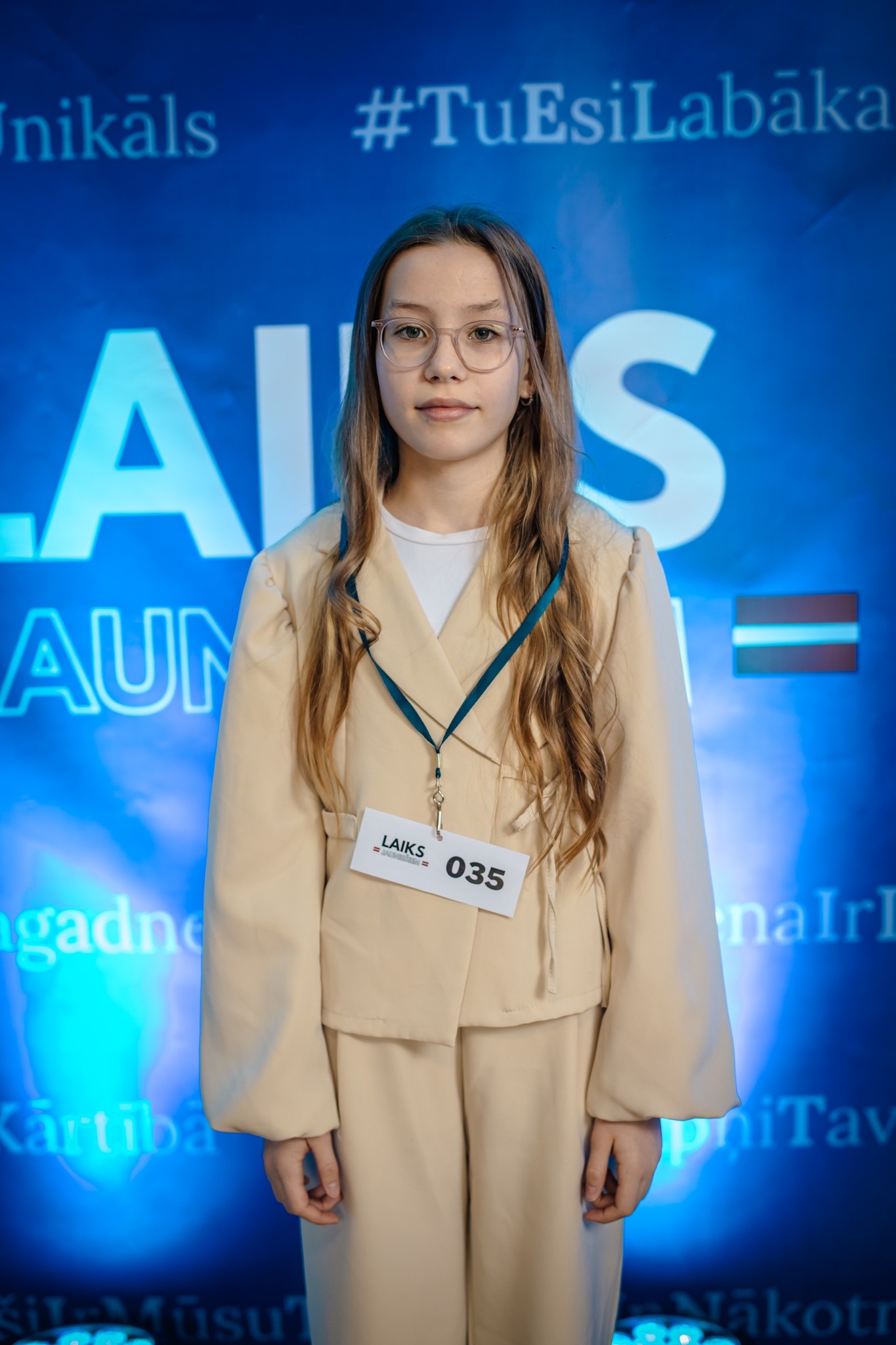 May be an image of one or more people and text that says 'nikals #TuEsiLabak ALYS S Al AUN LAIKS LAKS.035 035 AIKS gadne naIr artiba pniTa'