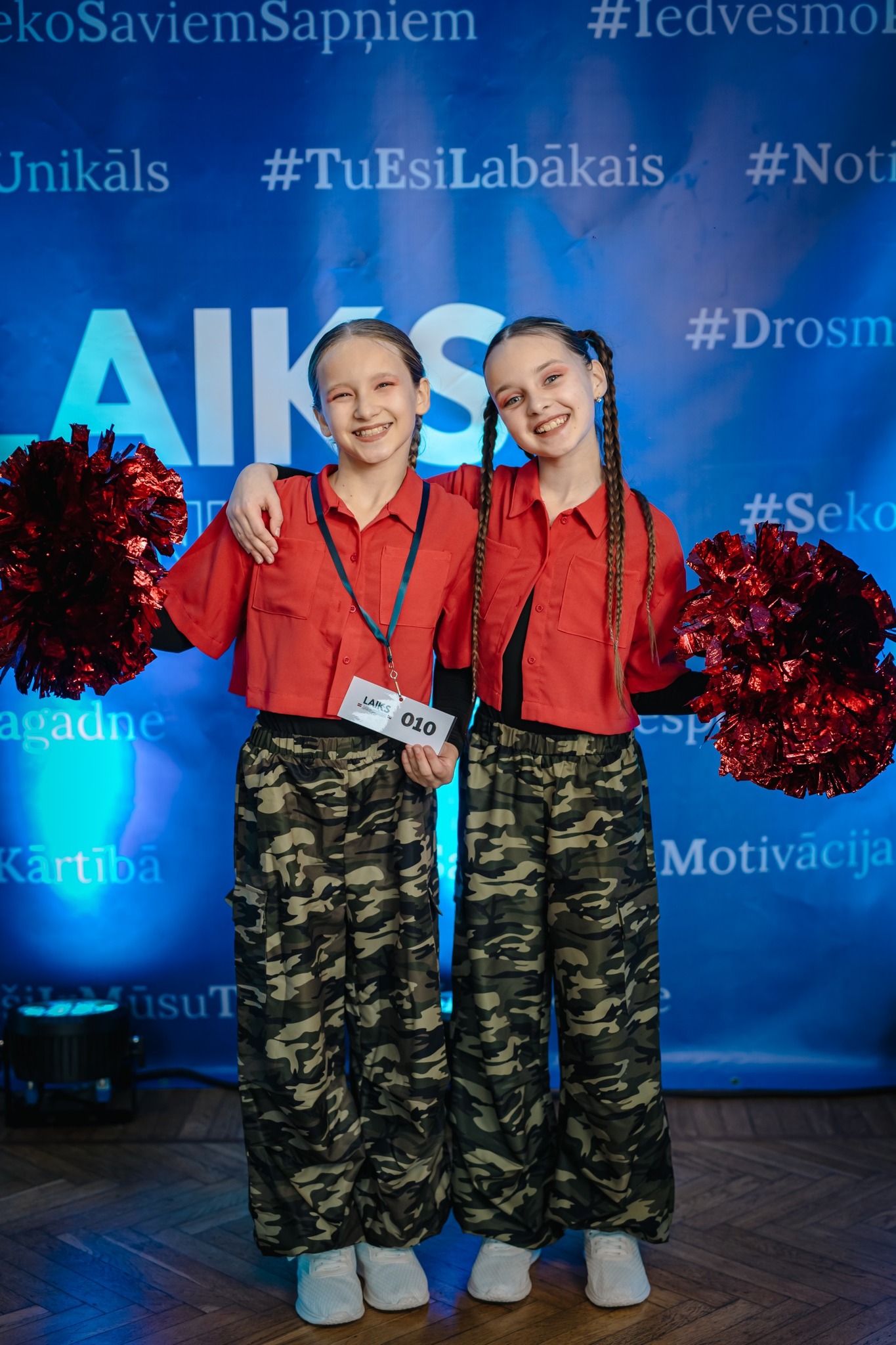 May be an image of one or more people and text that says 'koSaviemSapniem #leavesmo Jnikals #TuEsiLabäkais #Not #Drosm AIKOS #Seko agadne LARIS 010 ârtiba 4 一番 eMüsuT usuT Motivãcija'