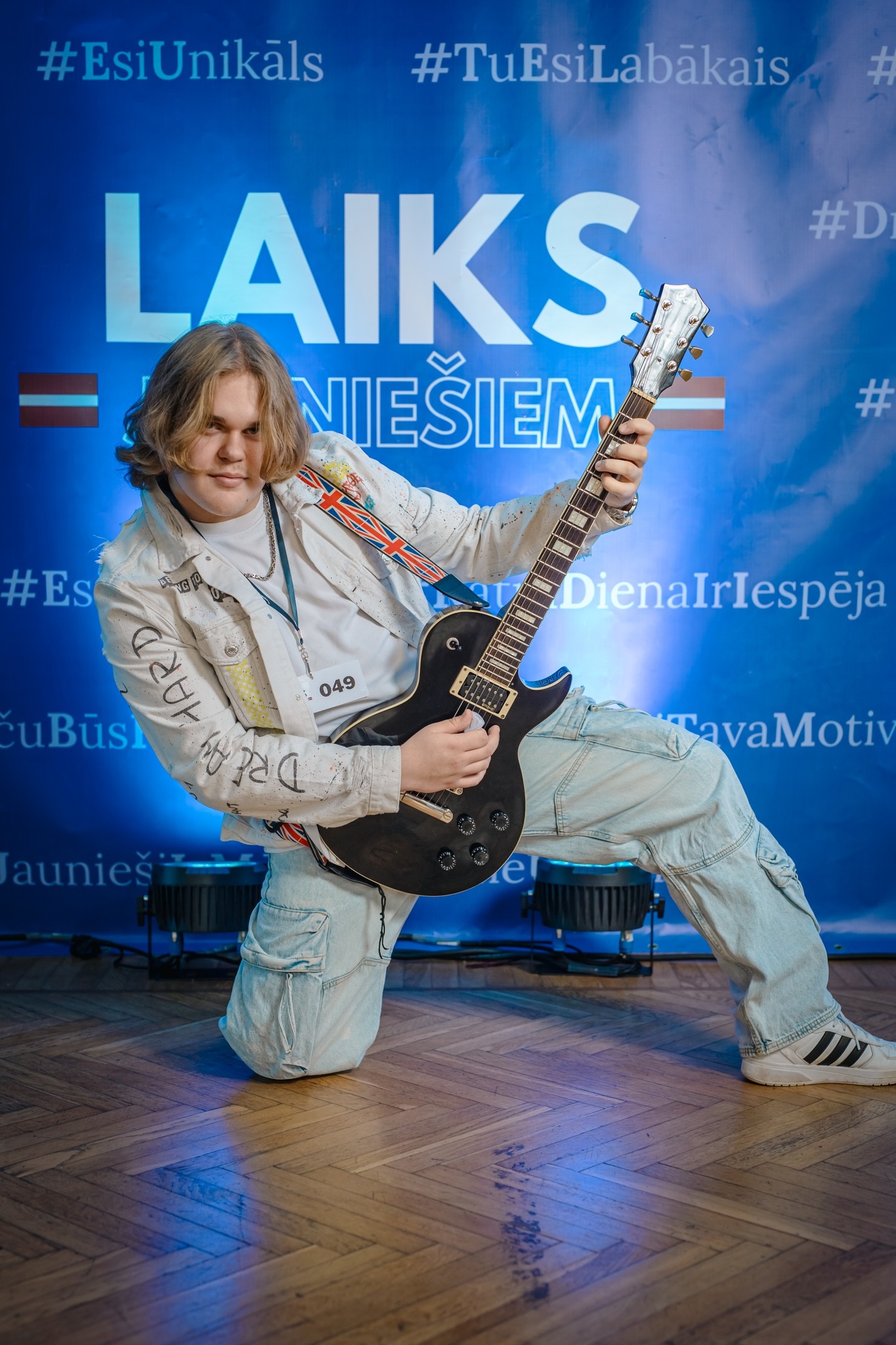 May be an image of ‎guitar and ‎text that says '‎#EsiUnikals #TuEsiLabäkais #D LAIKS NIEŠIEM N #Es #Es膜 대교구 أ 049 uBush 그바 分な！ 김아 GMa DienaIrIespéja aunieš vaMoti el‎'‎‎