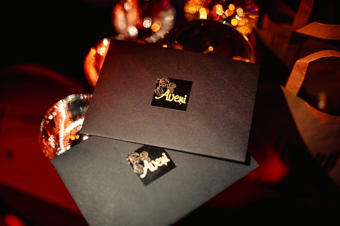 May be an image of text that says 'Aveni Averi'