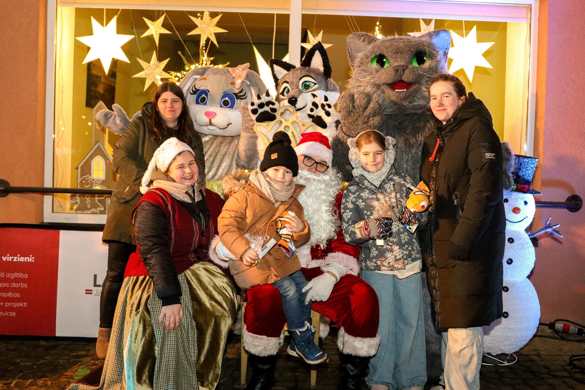 May be an image of christmas tree and text that says 'E virzieni: izglitiba ais darbs J projekti virze irze'