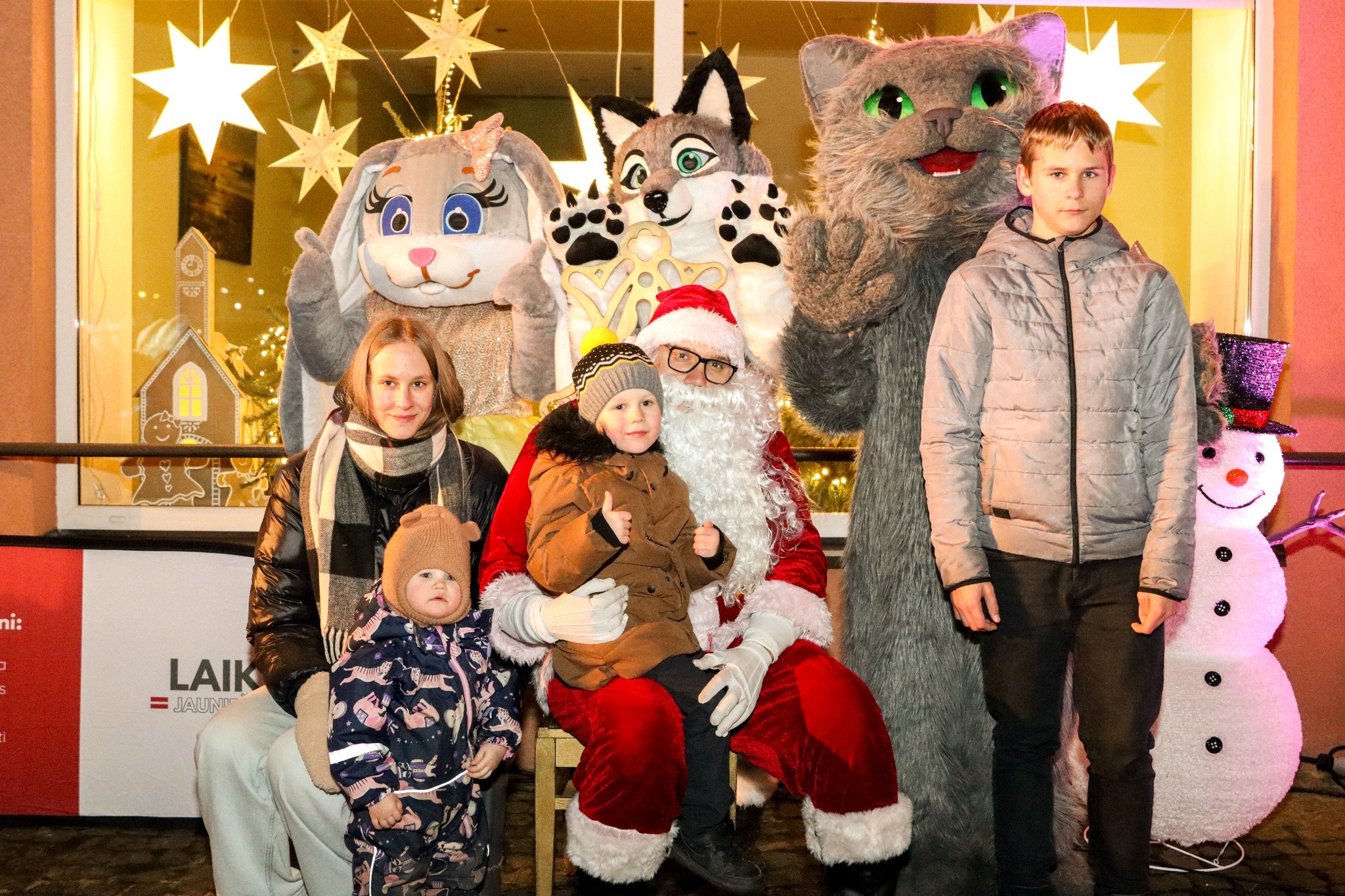 May be an image of christmas tree and text that says '1: LAIK JAUNT'