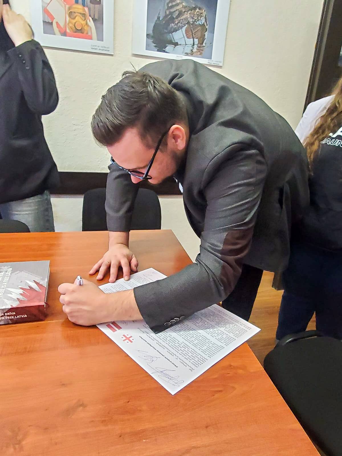 May be an image of ‎studying and ‎text that says '‎NêT Vã ま AUN BRIVA LATVIA LAT ATE س‎'‎‎