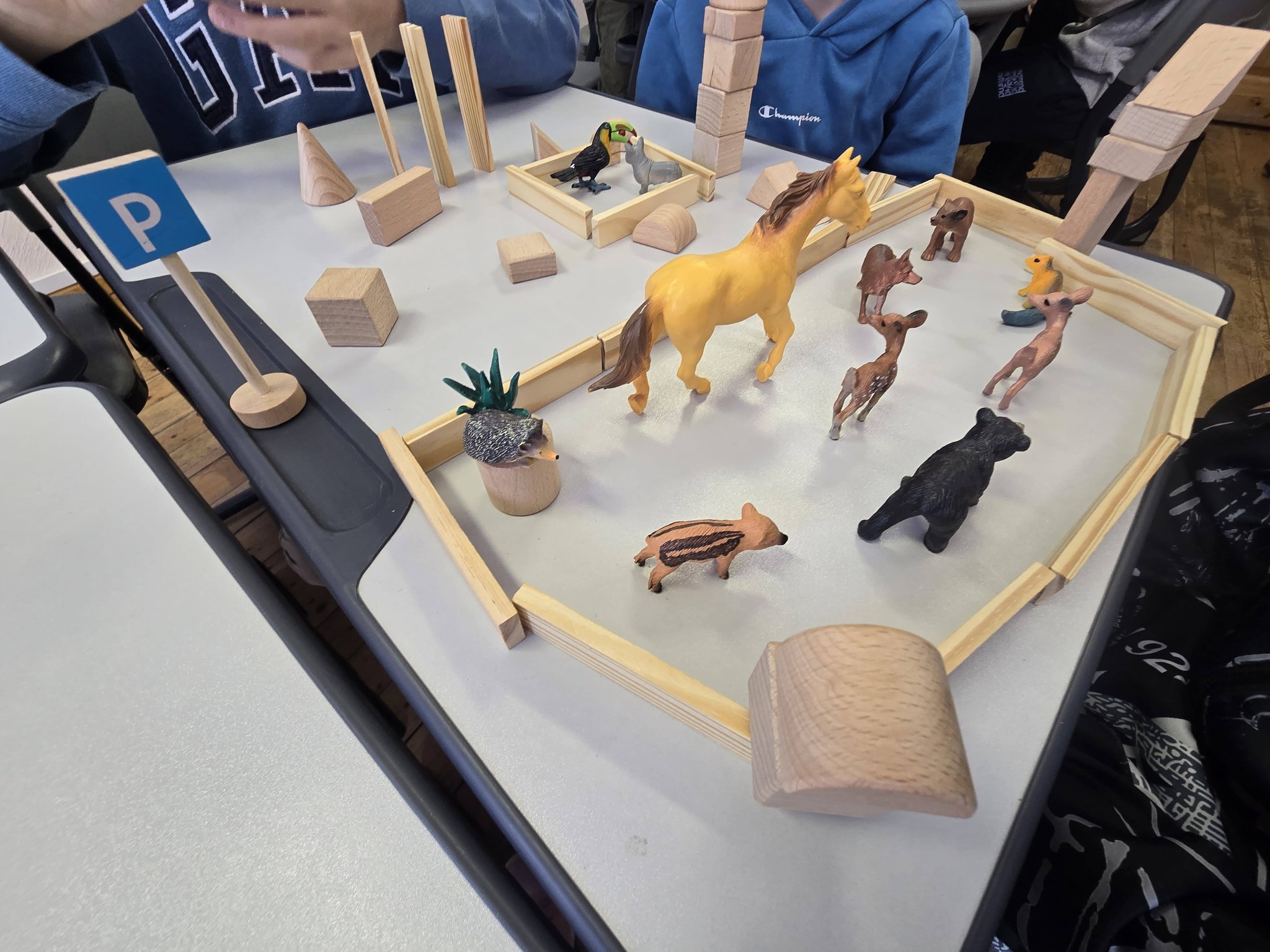 May be an image of ‎text that says '‎الدل b- P 1 Thampion ውንት‎'‎