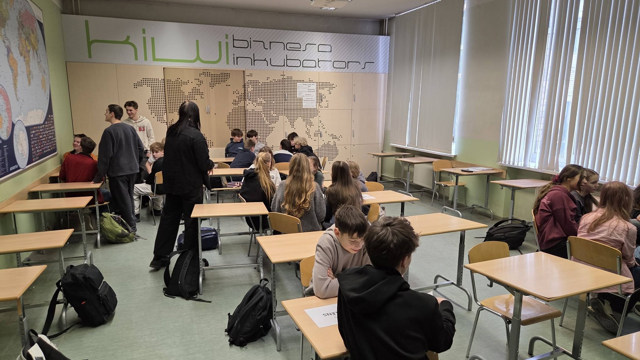 May be an image of one or more people, people studying, table and text that says 'M'